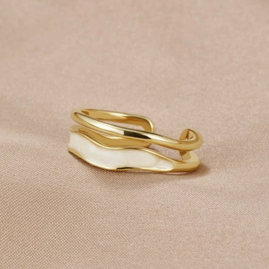 Eleganter Ring aus weißer Emaille in Gold