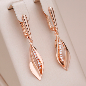 Elegante Spitze Ohrringe mit Zirkonia in Roségold