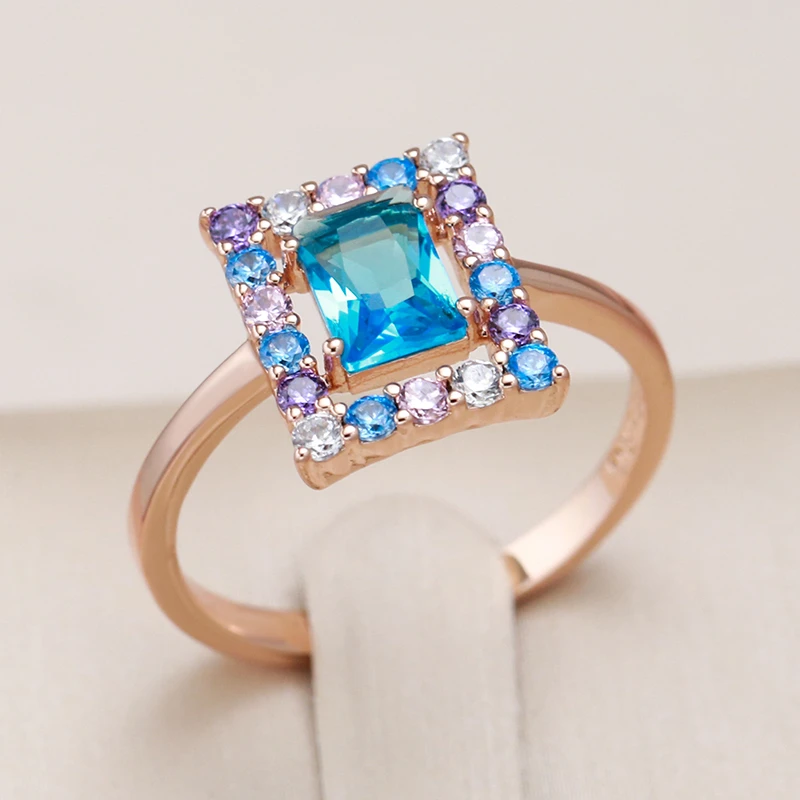 Eleganter Ring mit blauen Kubikkristallen