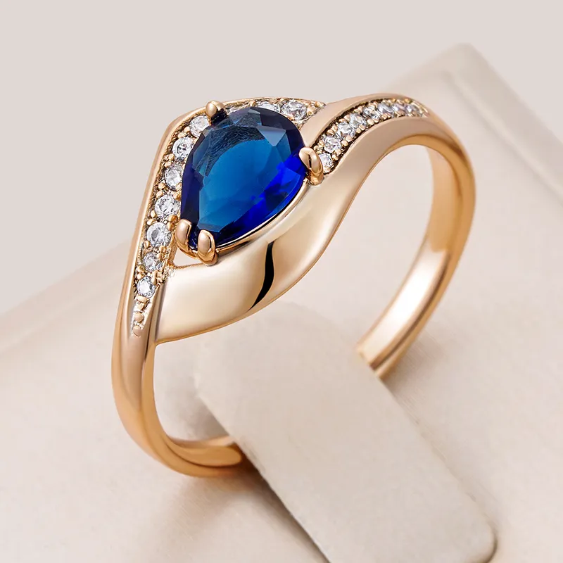 Eleganter Ring mit blauem Zirkon in Gold