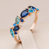 Eleganter Ring mit blauen Kristallen Vergoldet