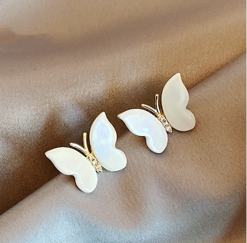Elegante weiße Schmetterlingsohrringe