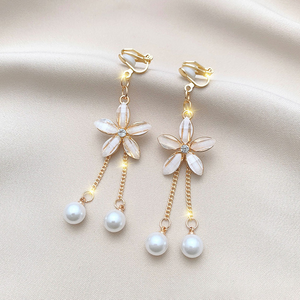 Elegante baumelnde Ohrringe aus glitzernden Gänseblümchen mit Perlen