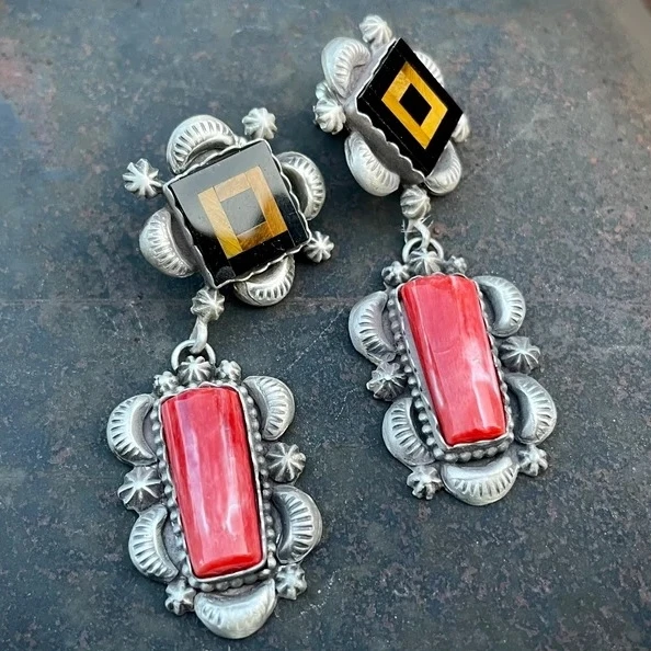 Rechteckige Vintage-Ohrringe mit rotem Stein