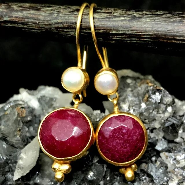 Rote Ohrringe und Perlen in Vintage-Gold