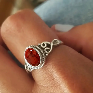 Vintage Ring mit rotem Stein