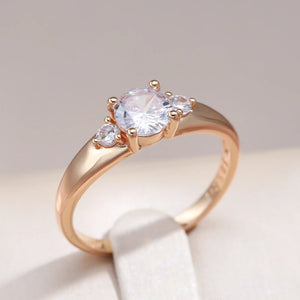 Eleganter Ring mit Kristall in Gold