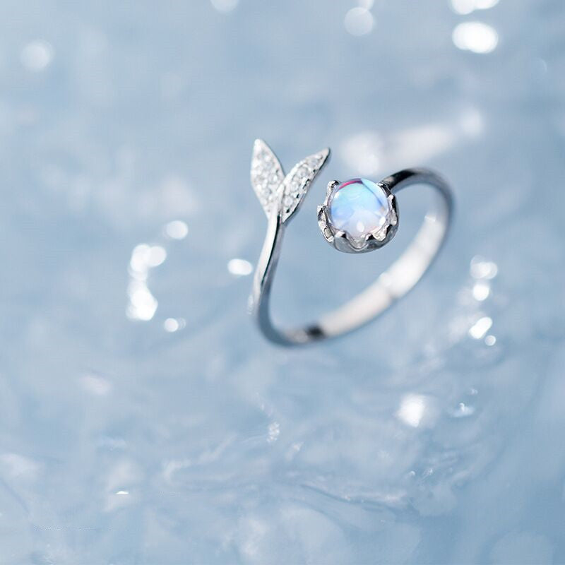 Verstellbarer Ring mit Delphinschwanz aus Sterlingsilber und blauem Zirkoniumdioxid