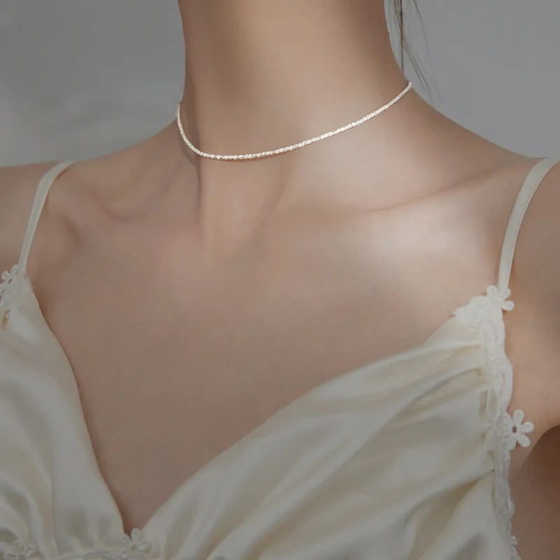 Kette aus eleganten, glänzenden Perlen