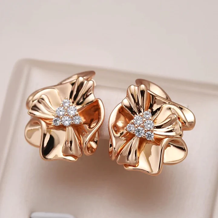 Elegante Goldzirkonia-Blumen-Ohrringe